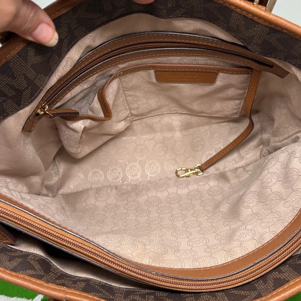 MICHAEL KORS BROWN LOGO LARGE TOTE WITH FRONT POCKET - Picture 9 of 16